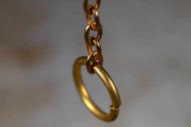 Altın bir zincir ve yüzüğün yakın çekimi..