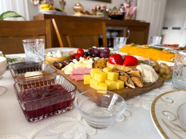 Geleneksel Türk kahvaltısıyla dolu bir masa..