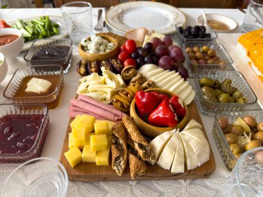 Çeşitli peynir, meyve ve konservelerin yer aldığı renkli bir Türk kahvaltısı. Hafta sonu brunch 'ı için mükemmel.