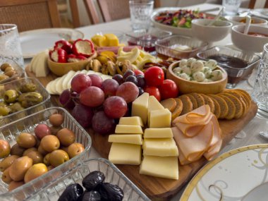 Peynirli, meyveli, etli ve zeytinli şarküteri tahtası..