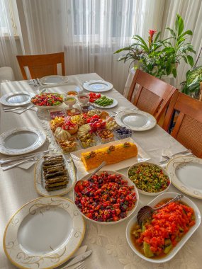 Kahvaltı veya akşam yemeği için çeşitli tabaklarla dolu güzel bir Türk sofrası..