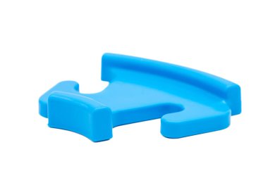 Beyaz üzerine tek bir mavi plastik oyuncak tren parçası..