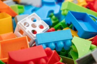 Renkli plastik yapı blokları oyuncaklarının yakın plan çekimi..