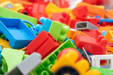 Rengarenk plastik oyuncak kalıplarının makro çekimi. Çocuklar için eğitici oyuncaklar.