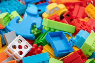 Renkli plastik yapı taşları yığını.