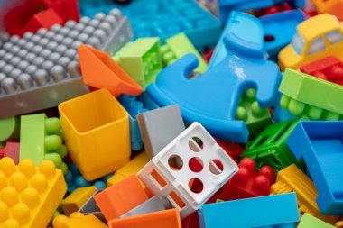 Rengarenk plastik yapı taşlarının yakın plan çekimi. Çocukluk, yaratıcılık ve eğitici oyuncaklar gibi konular için ideal.