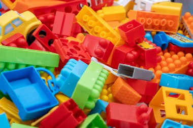 Değişik renklerde canlı bir plastik yapı taşı yığını.