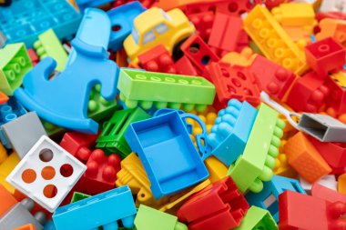 Bir yığın parlak renkli iç içe geçmiş oyuncak yapı taşları, bebekler ve yaratıcı oyunlar için mükemmel..