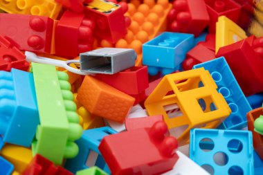 Çok çeşitli, canlı plastik yapı taşlarının yakın plan çekimi. Çocukluk, eğitim ve inşaat kavramları için ideal.