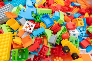 Çocukların öğrenimi ve gelişimi için canlı, birbirine kenetlenmiş plastik yapı taşlarının yakın plan görüntüleri.