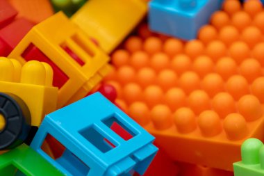Rengarenk plastik yapı taşlarına yakın çekim. Oyun, eğitim ve çocukların gelişimi için ideal.