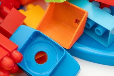 Çeşitli renkli yapı taşlarının makro görüntüsü.