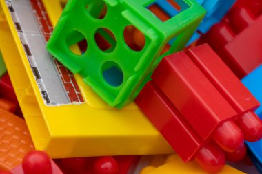 Çeşitli renkli plastik yapı taşlarının yakın plan çekimi..