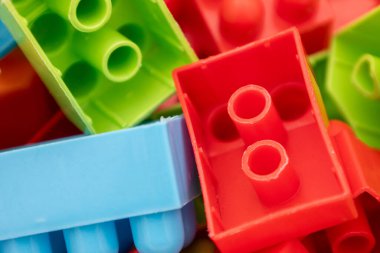 Canlı renklerde birbirine kenetlenmiş plastik yapı taşları. Çocukluk gelişimi kavramları için mükemmel.