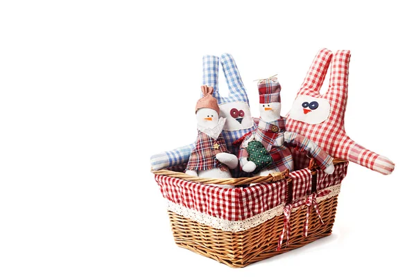 Brinquedos em uma cesta de vime — Fotografia de Stock