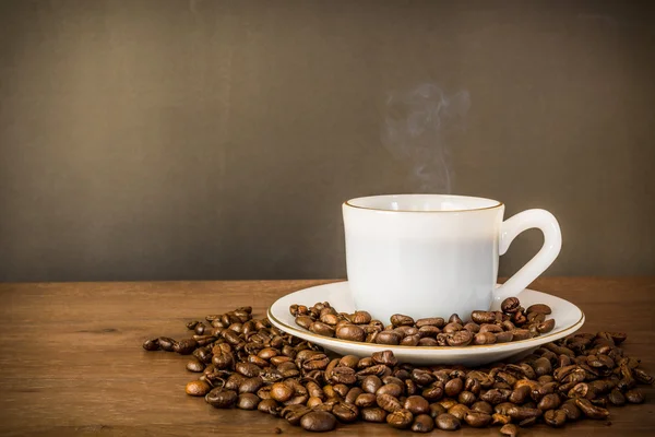 Beyaz fincanda sıcak kahve.