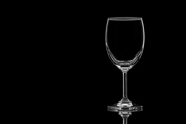 Leeres Weinglas auf schwarzem Hintergrund. — Stockfoto