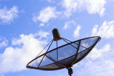 Uydu anteni ve gökyüzü