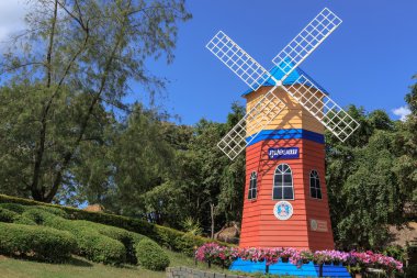 Renkli rüzgar türbini.