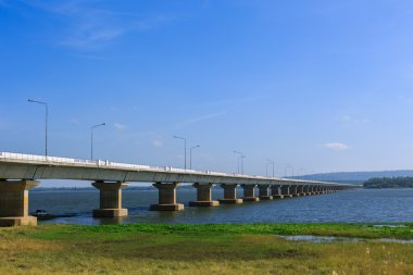 Köprü ve mavi gökyüzü