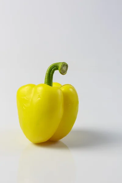 gri arka planda sarı tatlı biber