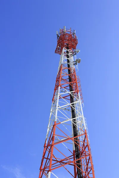Torre de telecomunicaciones y cielo azul — Foto de Stock