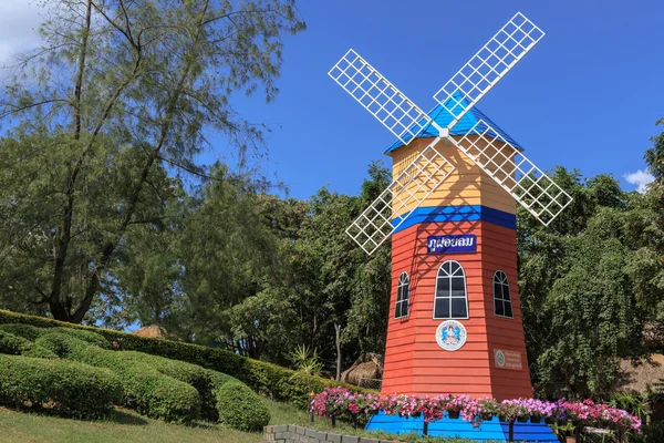 Renkli rüzgar türbini.