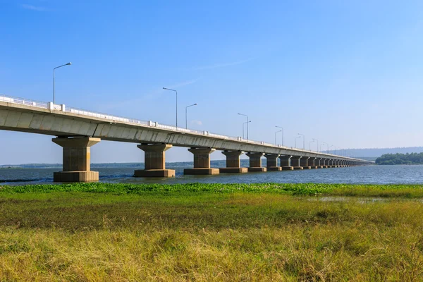 Köprü ve mavi gökyüzü.