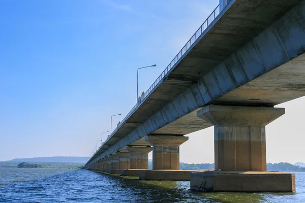 Köprü ve mavi gökyüzü