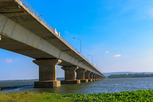 Köprü ve mavi gökyüzü