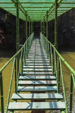 Su köprüden yeşil