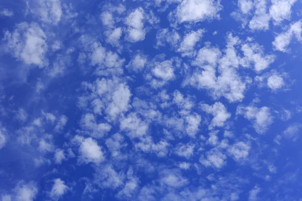 Beyaz bulutlu mavi gökyüzü