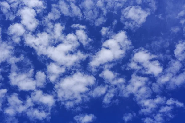 Beyaz bulutlu mavi gökyüzü