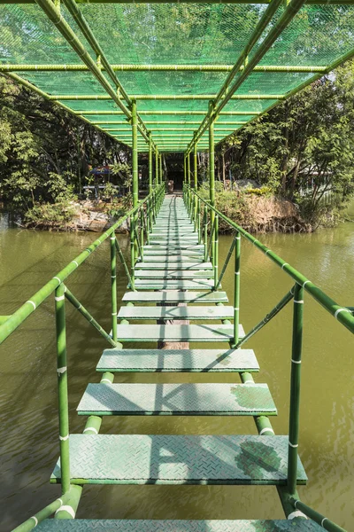 Yeşil köprüyü su