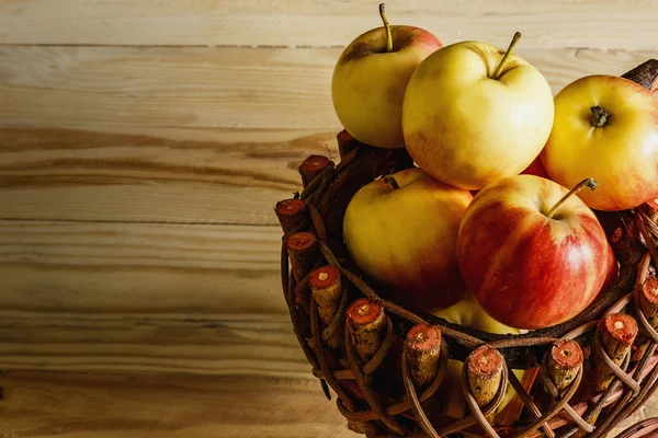 Ahşap sepet içinde elma