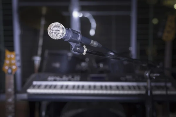 Microfone na sala de música — Fotografia de Stock