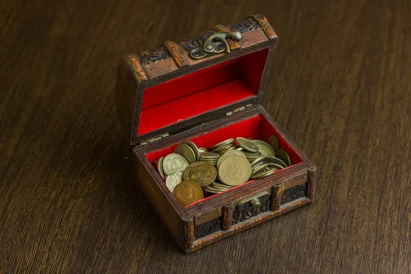 Коробка с сокровищами со старой монетой и деревянным полом на заднем плане — стоковое фото