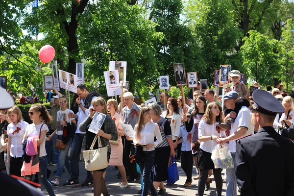 Voronezh, Rusia, el 9 de mayo de 2016: residentes en procesión memorable "Un regimiento inmortal", el 9 de mayo de 2016 — Foto de Stock