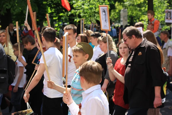 Voronej, Russie, le 9 mai 2016 : résidents en procession mémorable "Un régiment immortel", le 9 mai 2016 — Photo