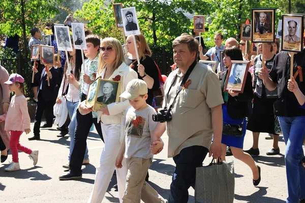 Voronezh, Russia, il 9 maggio 2016: abitanti in processione memorabile "Un reggimento immortale", il 9 maggio 2016 — Foto Stock