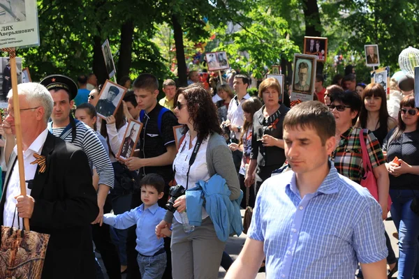 Voronezh, Rússia, em 9 de maio de 2016: residentes em procissão memorável "Um regimento imortal", em 9 de maio de 2016 — Fotografia de Stock