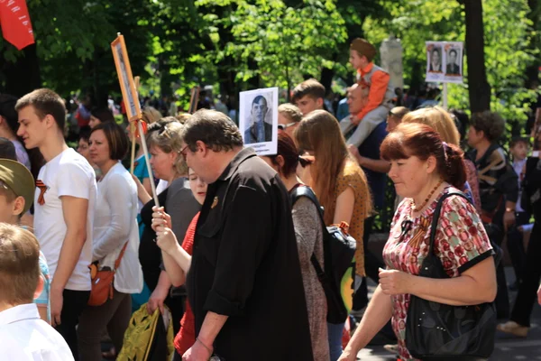 Voronezh, Rusia, el 9 de mayo de 2016: residentes en procesión memorable "Un regimiento inmortal", el 9 de mayo de 2016 — Foto de Stock