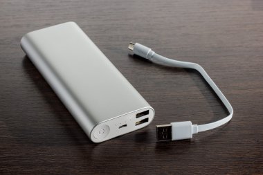 Gümüş alüminyum güç bankalar - koyu ahşap arka plan