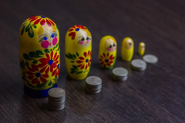 Russische munten en Russische nesten pop matryoshka — Stockfoto