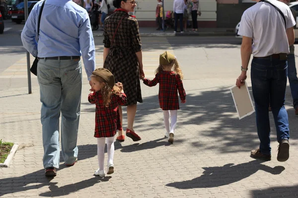 Voronezh, RÚSSIA-9 de maio de 2016: as meninas estão vestidas com o soldado uniforme soviético da segunda guerra mundial. Voronezh, Rússia — Fotografia de Stock
