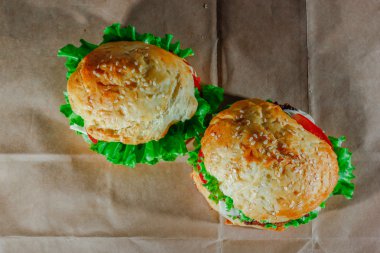 Kraft kağıt üzerinde taze hamburger