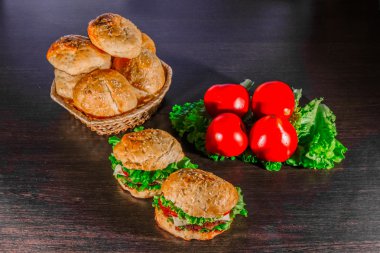 sandviç - hamburger burger, peynir, domates ve soğan ile ahşap arka plan üzerinde