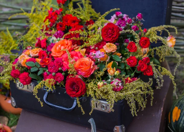 Παλιά βαλίτσα με λουλούδια — Φωτογραφία Αρχείου