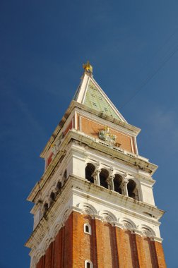Aşağıdan San Marco Çan Kulesi yakın çekim