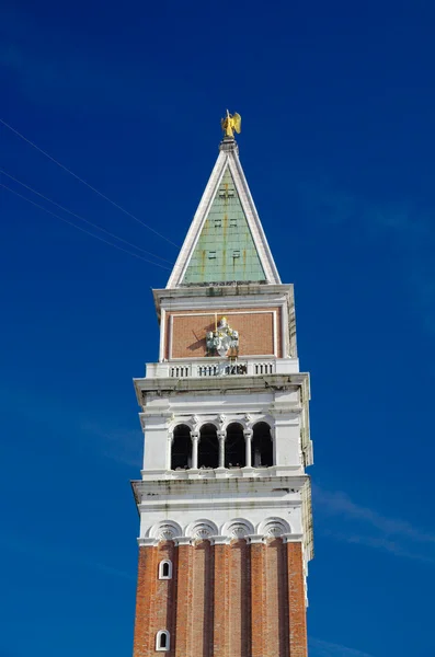 Hautnah unter dem Glockenturm von San Marco — Stockfoto